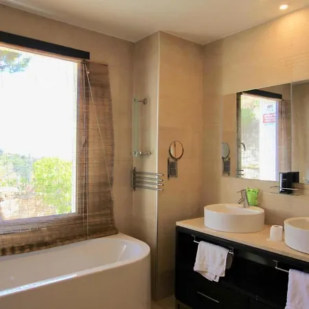Luxury 2 Bed/2 Bath Sea And Mountain View *