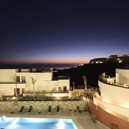 Luxury 2 Bed/2 Bath Sea And Mountain View *